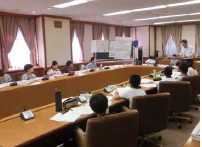 子ども議員による委員会での話し合いの様子の写真