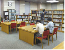 市役所東庁舎1階の市会図書室の写真