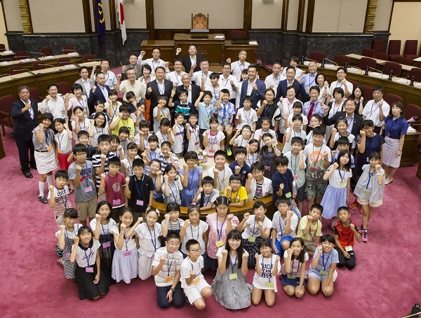 子ども議員のみなさんの集合写真