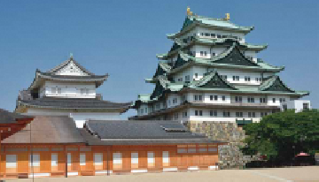 現在の名古屋城天守閣大天守、小天守の写真です。