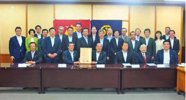 プレートの贈呈式の写真