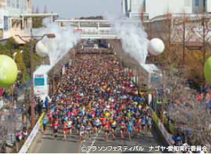 写真:マラソンフェスティバルに参加する人びと