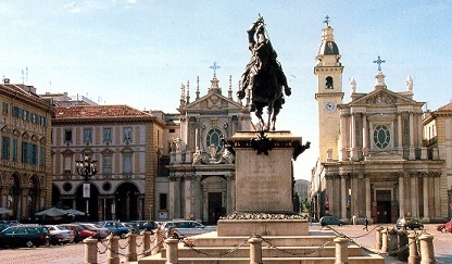 銅像のあるサン・カルロ広場の写真