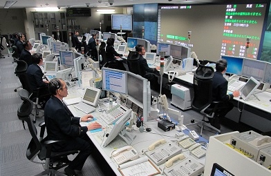 防災指令センターと働く人びとの写真