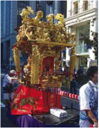 写真：神楽と担ぐ人々