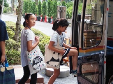 施設見学に出発する様子の写真