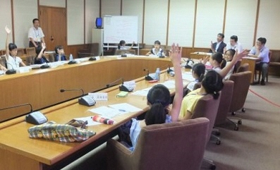 委員会での話し合いの様子の写真2