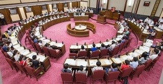 メッセージ送付を議決する様子の写真