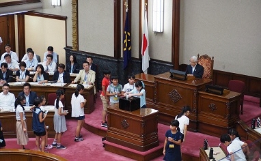 子どもたちによる投票の様子の写真