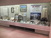 写真:姉妹友好都市提携を結ぶロサンゼルス市からの記念品