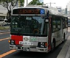 写真:都心部を巡回する都心ループバス