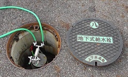 写真:マンホールと地下式給水栓