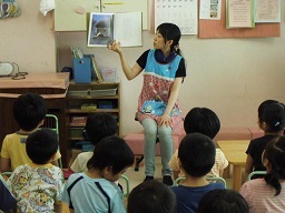 写真:子供たちと保育士