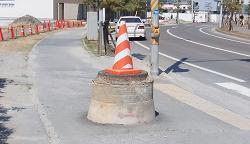 写真:浮上した下水マンホール