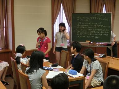 写真:委員会で話し合う子供たち1