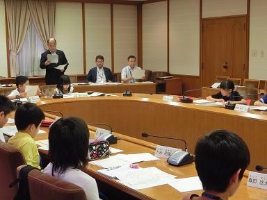 写真:委員会で話し合う子供たち2