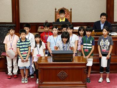 写真:意見発表をする子どもたち