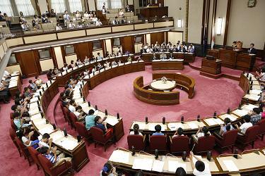 写真:メッセージ送付を議決する子どもたち