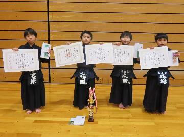 写真：小学生2年生以下の部の入賞者