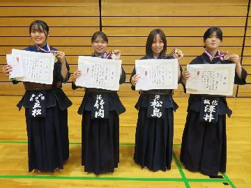 写真：一般女子の部(高校生を含む。五段以下)の入賞者