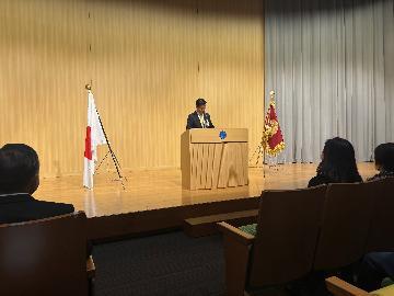 写真:教育長祝辞の様子