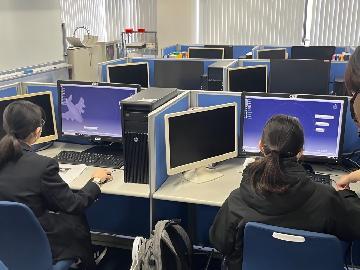 写真:株式会社シーアールイーでの体験風景