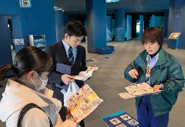 写真:名古屋港水族館での体験風景