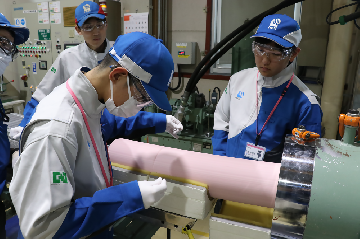 写真:日本ガイシ株式会社での体験風景
