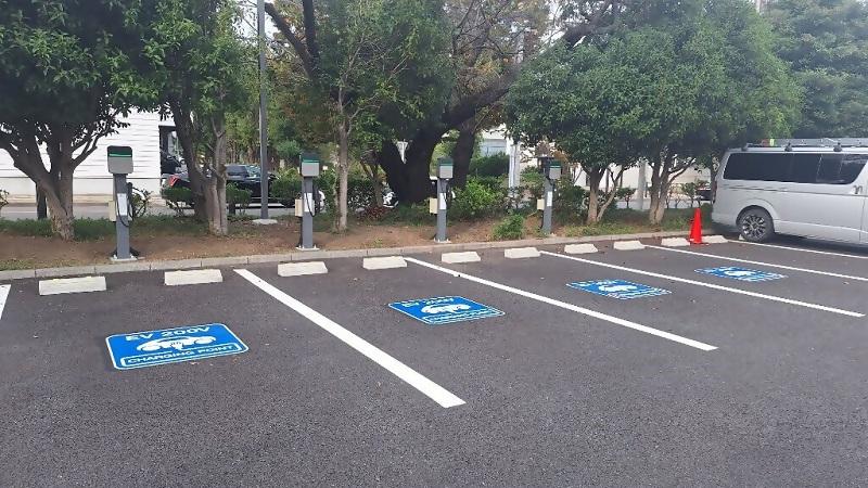 写真：充電設備設置の様子