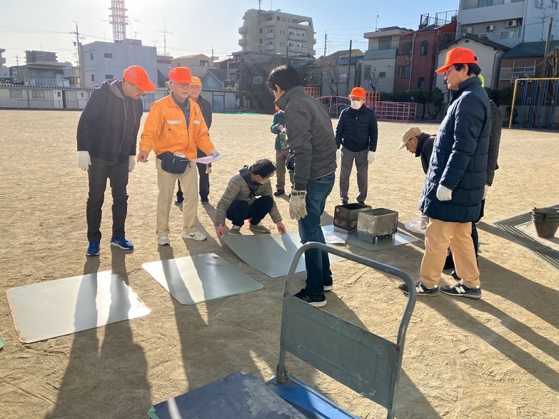 写真:運動場を保護する鉄板設置