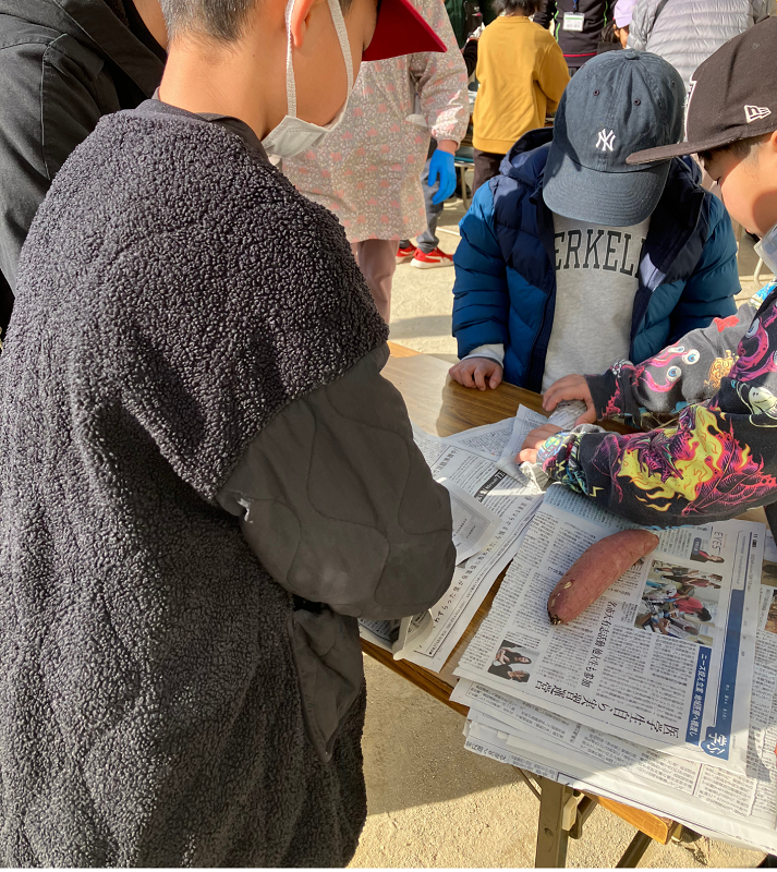 写真:準備を手伝う小学生のみなさん