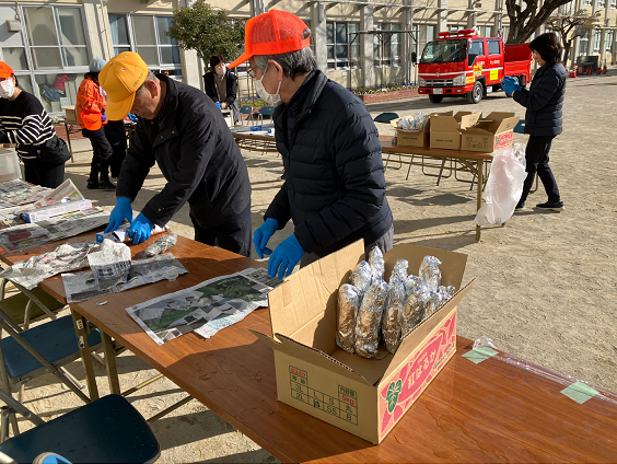 写真:アルミホイルでお芋を包む