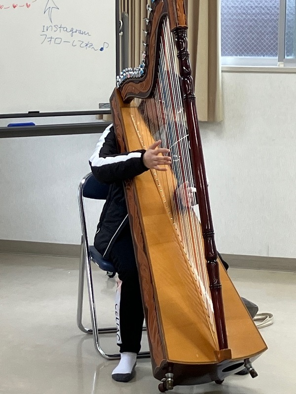 写真:ハープ演奏体験