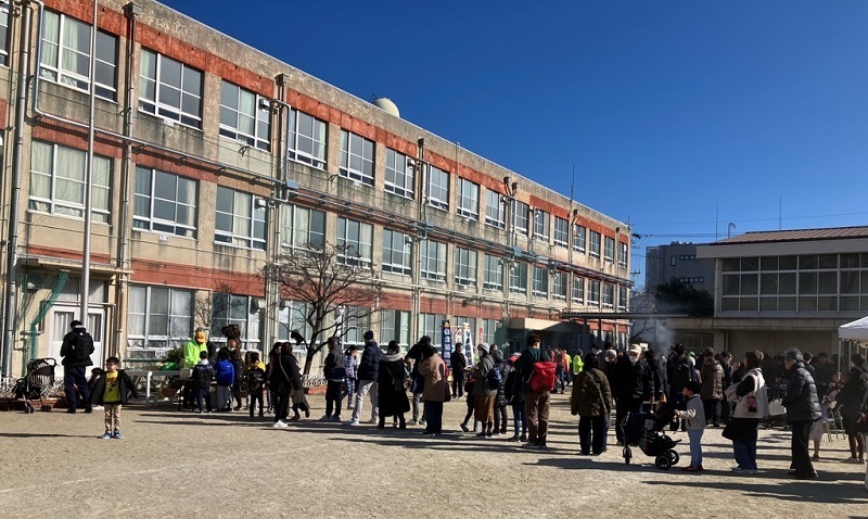 写真:みたらし団子を待つ長い列