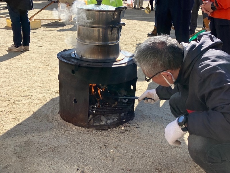 写真:もち米の蒸し上がりを見守る役員の方