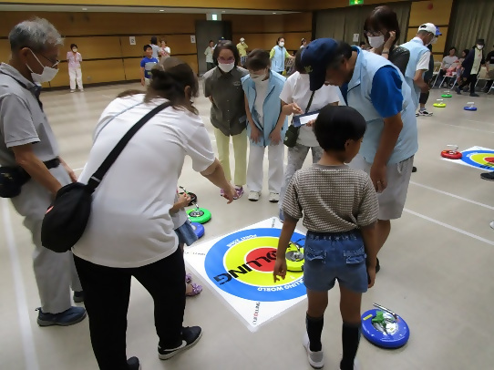 世代間交流カローリング大会の写真その2