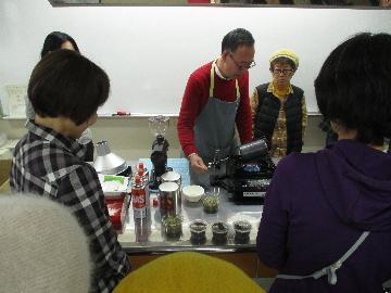 写真:手回し焙煎の様子