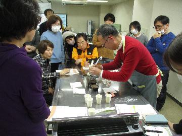 写真:コーヒー上澄みをとっているの様子