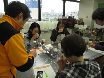 写真:試飲の様子
