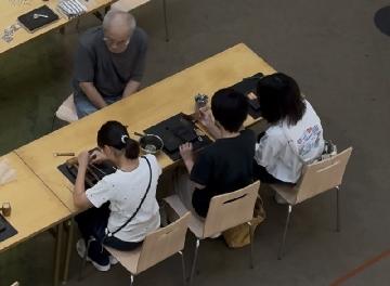 写真:革小物づくり体験