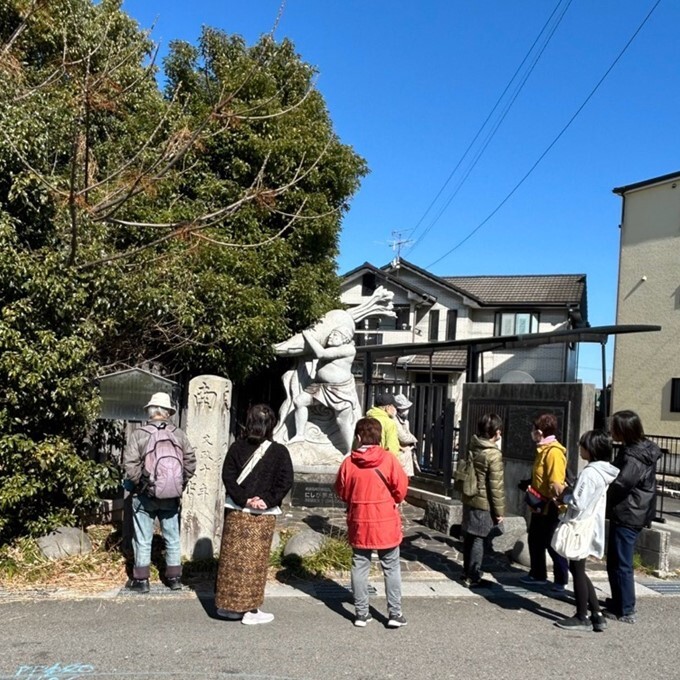 写真:美濃路道標とにしび夢だいこんのモニュメント