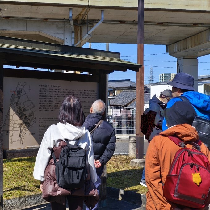 写真:岩倉街道と中小田井の町並み解説板