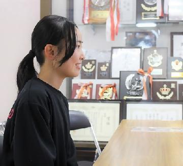 写真:インタビューの様子2