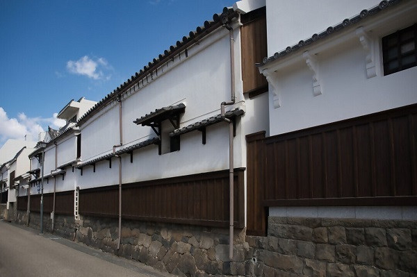 写真:四間道の白壁