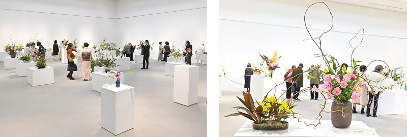 会場の全景と玄関花の写真