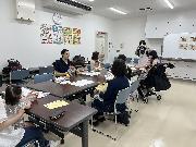 写真：講話を聴く参加者