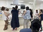 写真：調理実演を見る参加者