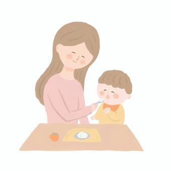 お母さんが子供に離乳食を食べさせているイラスト