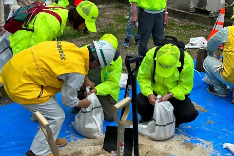 写真:土のう作製訓練の様子