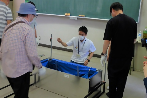 写真:仮設トイレ設置訓練の様子